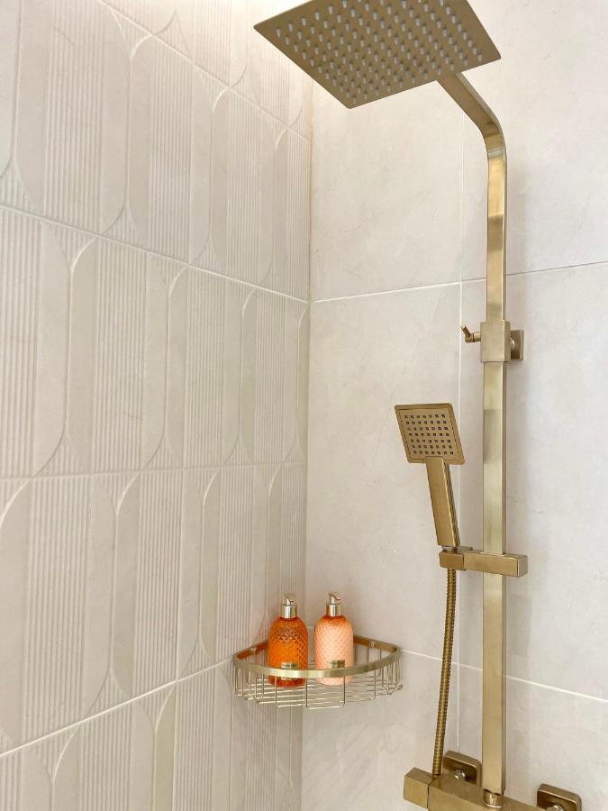 Stylish & Chic Central Apartment With Hot Tub Perth Exterior photo