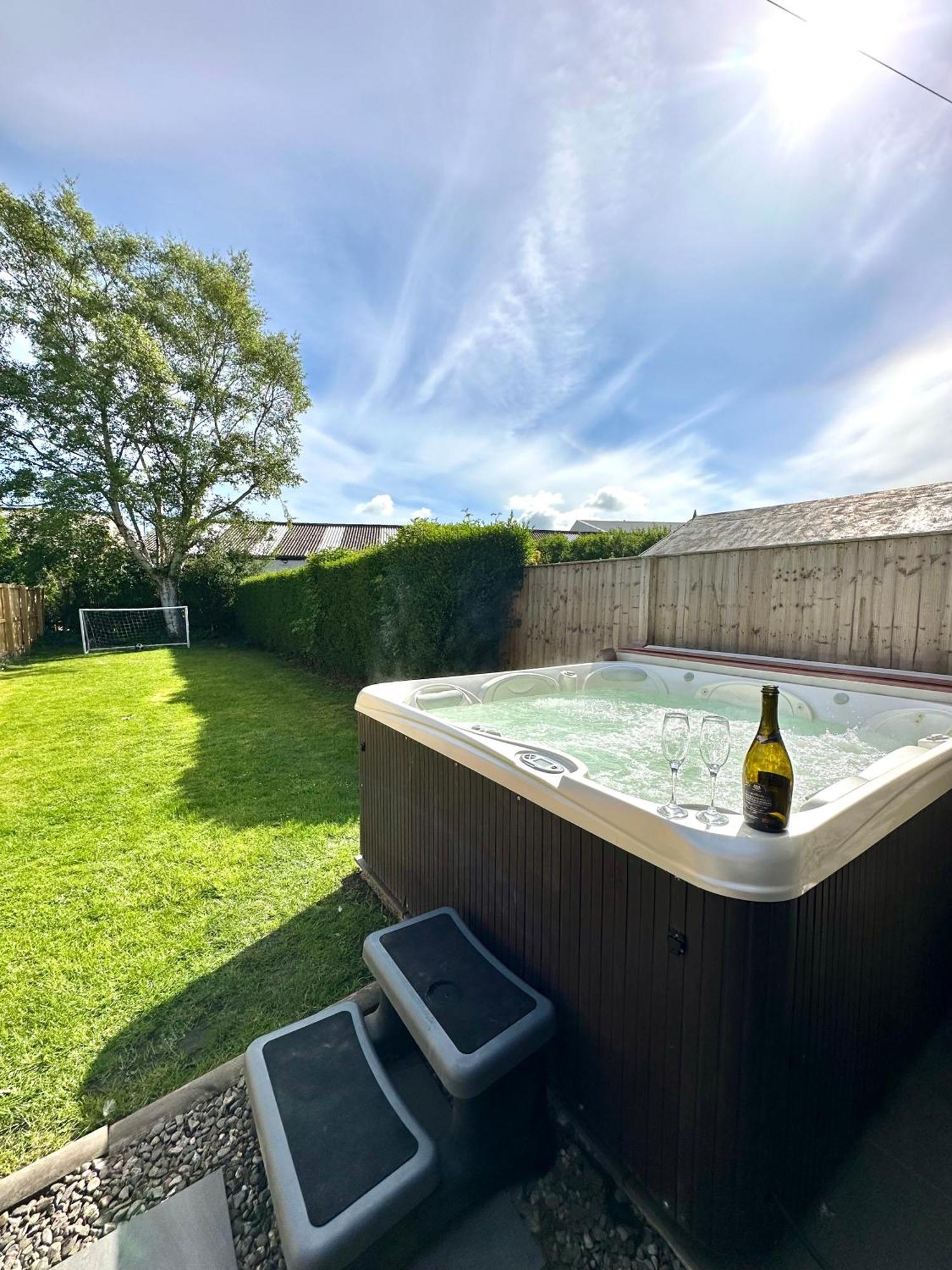 Stylish & Chic Central Apartment With Hot Tub Perth Exterior photo