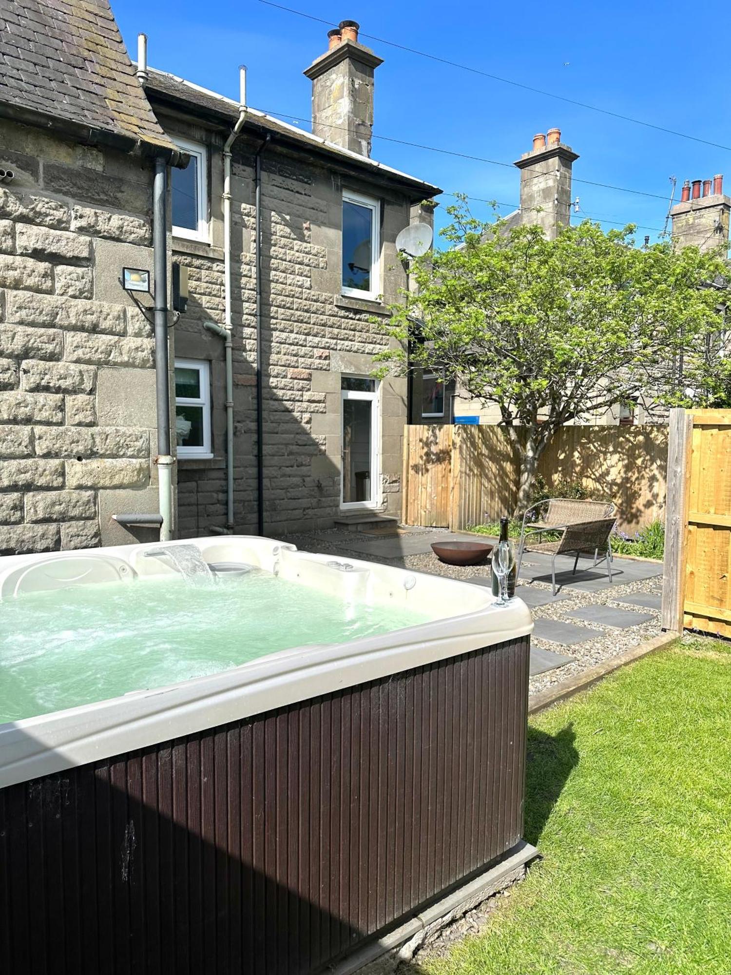 Stylish & Chic Central Apartment With Hot Tub Perth Exterior photo